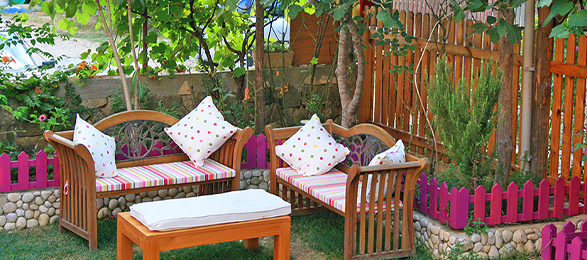 bahçede kanepe keyfi